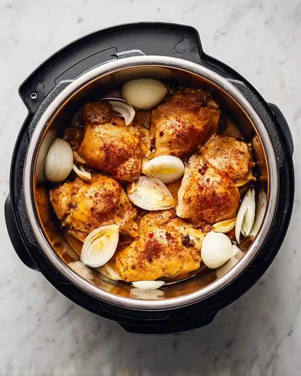 Cuisses de poulet en cuisson sous pression avec oignons