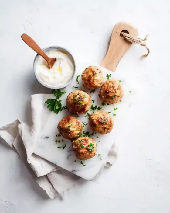 boulettes de poulet apéritives avec sauces